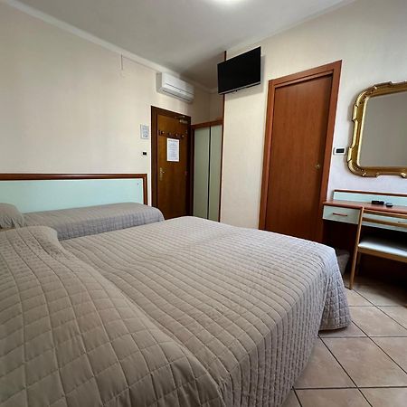 Hotel Svizzera Arma di Taggia Bagian luar foto