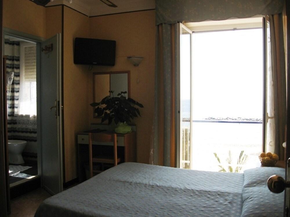 Hotel Svizzera Arma di Taggia Bagian luar foto