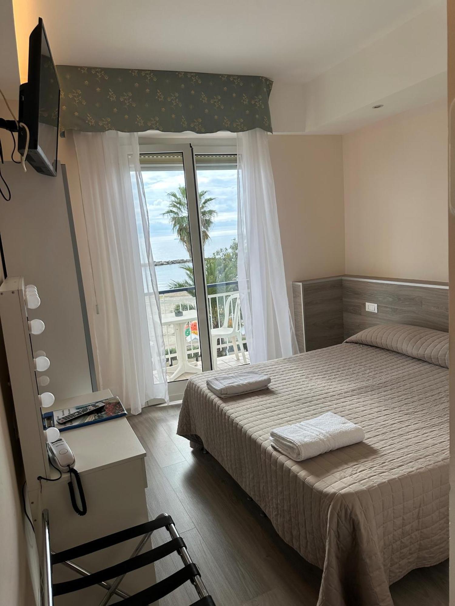 Hotel Svizzera Arma di Taggia Bagian luar foto