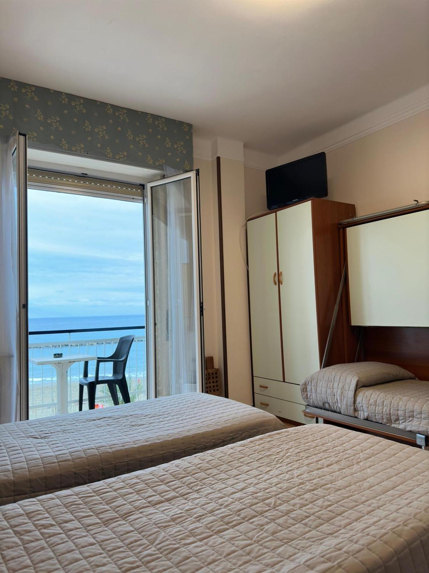 Hotel Svizzera Arma di Taggia Bagian luar foto