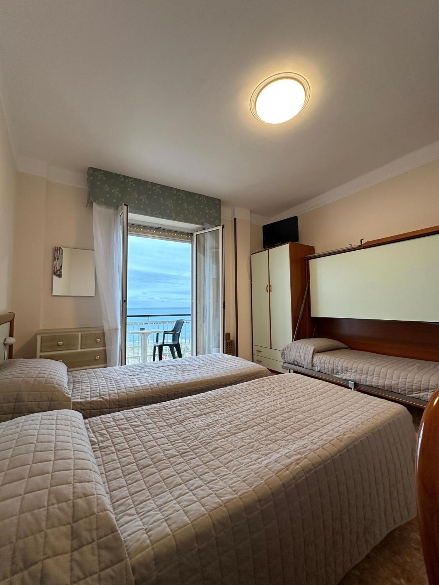 Hotel Svizzera Arma di Taggia Bagian luar foto
