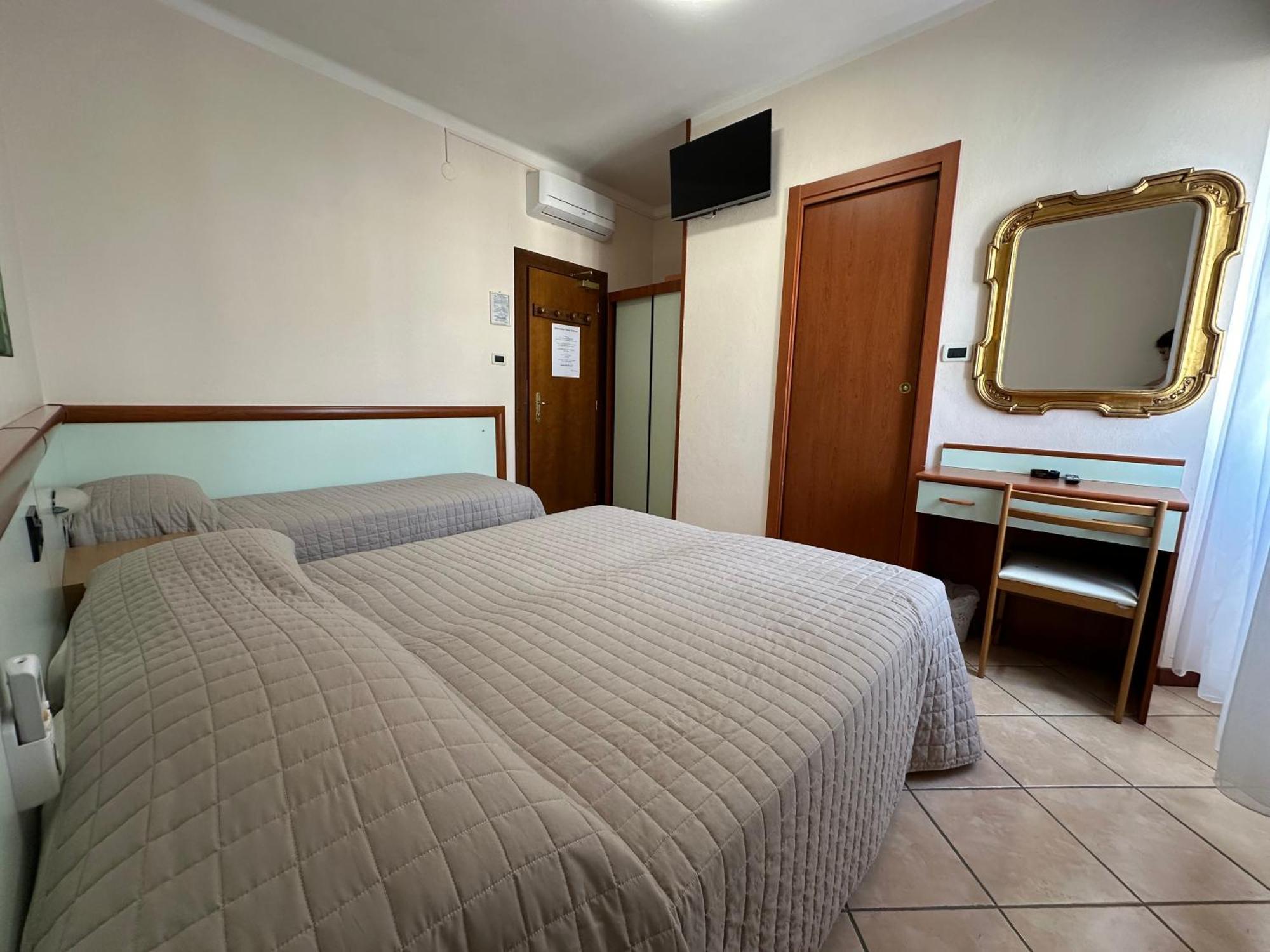 Hotel Svizzera Arma di Taggia Bagian luar foto